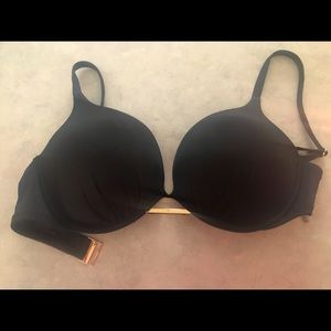Victoria’s Secret bombshell top 36DD